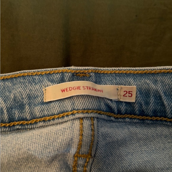 Size 25 LEVIS Wedgie Straight - Picture 4 of 4